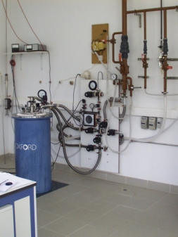 Cryostat with 18T magnet (jpg, 67 KB)